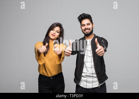 Portrait of Happy Young couple indien Showing thumb up isolé sur fond gris Banque D'Images