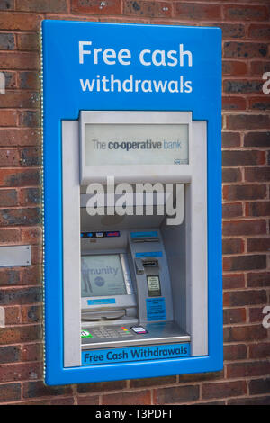 Une banque coopérative cash machine offrant gratuitement des retraits en espèces Banque D'Images