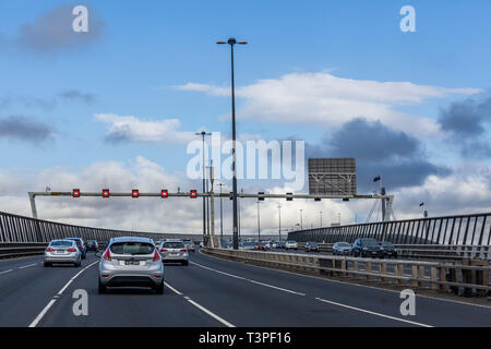 Melbourne, Australie - 11 mars 2019 : Les voitures qui circulent dans la région de fort trafic sur West Gate Bridge à Melbourne, Australie Banque D'Images