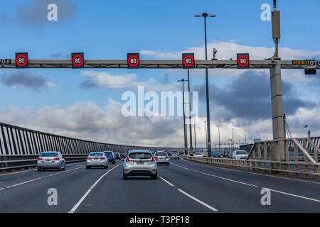 Melbourne, Australie - 11 mars 2019 : voitures roulant sur West Gate Bridge passant 80 kmh road sign Banque D'Images