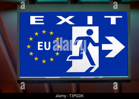 L'enseigne de sortie d'urgence montre la direction de secours en cas quitter l'Union européenne. Le conseil d'indiquer voie à la sortie de l'UE. Banque D'Images