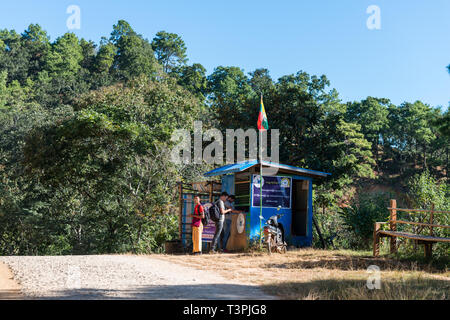 Lac Inle, MYANMAR - 27 novembre, 2018 : photo grand angle de cabine de billets aux touristes d'obtenir à l'intérieur du lac Inle, une destination touristique en Myanm Banque D'Images