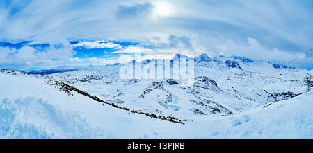 Panorama du massif du Dachstein enneigée à partir de la pente de Krippenstein avec vue sur gris ciel nuageux au-dessus des montagnes, Salzkammergut, Autriche. Banque D'Images