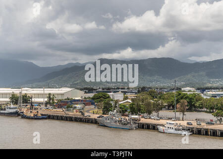 Cairns, Australie - Février 17, 2019 : partie industrielle du port avec des entrepôts, des conteneurs et des navires plus petits, le long du ruisseau Chinaman. Kuranda Natio Banque D'Images