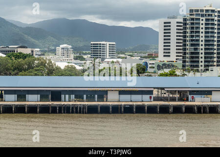 Cairns, Australie - Février 17, 2019 : Le terminal de croisière le long du ruisseau Chinaman. Le Parc National Montagnes Kuranda sous cloudscape. Banque D'Images