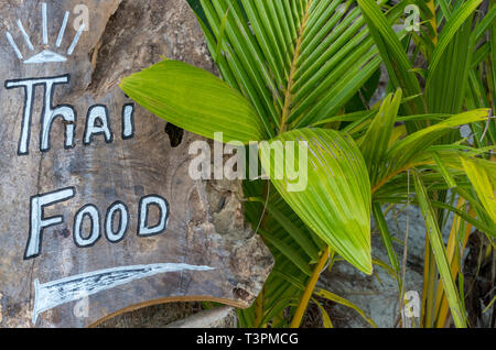 Une enseigne peinte à la main la nourriture thaïe publicité sur ko phangan dans le golfe de Thaïlande. restaurant sign. Banque D'Images