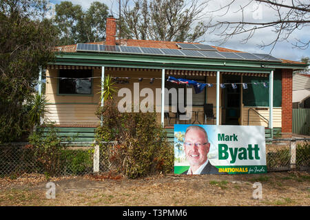 Un bungalow en violet, ville au nord-est de Victoria, affiche un candidat du Parti National de pneu et de l'avenir de l'élection fédérale de l'Australie Mai 2019. Lors de la dernière campagne électorale, les ressortissants étrangers, qui fait partie de la coalition gouvernementale, a perdu ce siège à l'indépendance . Banque D'Images