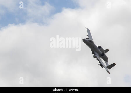 L'US Air Force une République Fairchild A-10 Thunderbolt II vole au-dessus de la zone d'entraînement au cours d'un exercice de tir réel interarmes au Colonel Ernesto Ravina Air Base, Philippines, le 9 avril 2019 dans le cadre de l'exercice Balikatan 2019. Exercice Balikatan, dans sa 35e version, est un militaire américain annuel Philippine-formation a porté sur une grande variété de missions, y compris l'assistance humanitaire et les secours en cas de catastrophe, la lutte contre le terrorisme, et d'autres opérations militaires conjointes tenues du 1 avril au 12 avril. Aide Balikatan forces participantes maintenir un haut niveau de préparation et de réactivité et améliore Banque D'Images