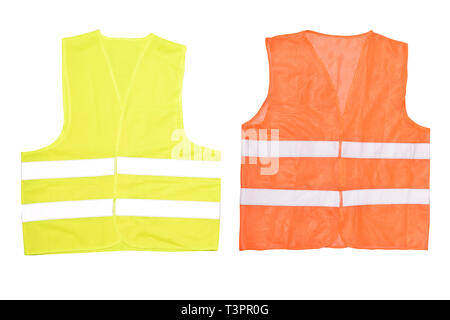 Gilet de sécurité orange isolé sur fond blanc. Veste de travail sécuritaire pour la route. Vêtements de sécurité avec bandes réfléchissantes. Côté avant. Banque D'Images