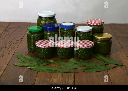 L'ail des ours pesto fait maison dans un bocal en verre avec de l'ail sauvage quitte Banque D'Images