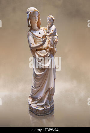 Statuette en ivoire de Style gothique médiéval de la Vierge à l'enfant avec des traces de polychromie, troisième trimestre de 13e siècle avant 1279 réalisé à Paris. À partir de la t Banque D'Images