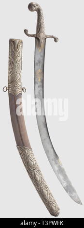 Un kilij Ottoman, 1re moitié du xixe siècle en forme généralement Sham (Syrie) Lame Damas-renforcé sur l'arrière et avec incrustation en or et inscriptions religieuses sur les deux côtés. L'allemand-argent cou orné de motifs floraux et géométriques. Fourreau en bois recouvert de velours à l'allemande d'médaillon argent et chape décoré en suite. Longueur 83 cm. Blade légèrement taché, velours couvrant très usée, historique, historique, 19e siècle, l'Empire Ottoman, charriage, thrustings, arme simple, armes, arme de mêlée, armes de mêlée, poche, lame, , Additional-Rights Clearance-Info-Not-Available- Banque D'Images