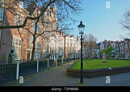AMSTERDAM, Pays-Bas - 05 avril 2019 : la cour intérieure du béguinage, l'un des plus anciens hofjes à Amsterdam Banque D'Images