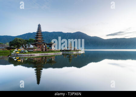 Pura Ulun Danu Beratan lever du soleil au temple à Bali, Indonésie Banque D'Images