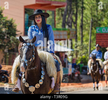 Colonia Independencia, le Paraguay - le 14 mai 2018 : une belle femme tours fièrement son cheval au cours de l'assemblée annuelle de l'indépendance du Paraguay Day Parade. Elle nous Banque D'Images