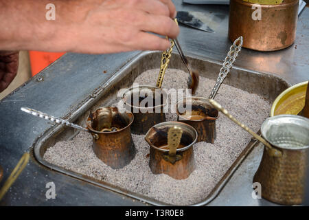 Café Turc à la main cuit dans le sable Banque D'Images