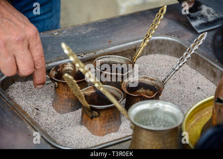 Café Turc à la main cuit dans le sable Banque D'Images