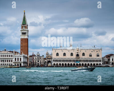 Venise - Entrée de la Place St Marc, Le Campanile de Saint Marc et le palais des Doges du Grand Canal Banque D'Images