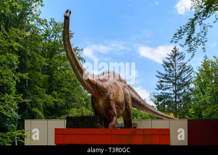 Gros dinosaure dans une forêt, garde une entrée privée Banque D'Images