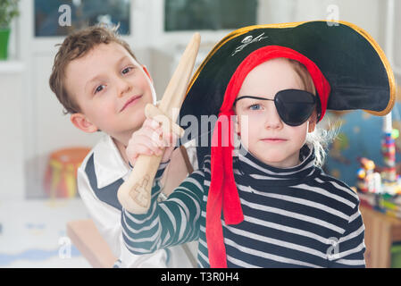 Les enfants jouent pirates Banque D'Images