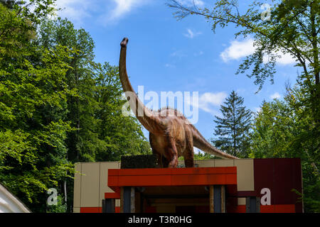 Gros dinosaure dans une forêt, garde une entrée privée Banque D'Images