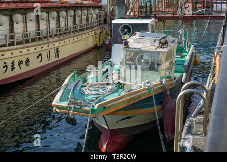 Il y avait beaucoup de bateaux de croisière et bateaux de pêche sur la rivière Sumida. Le quai est toujours animée et serein en même temps. Banque D'Images