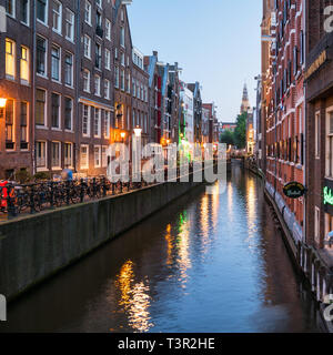 La ville d'Amsterdam le long d'un des et l'cannals la Oude Kerk Tower Banque D'Images