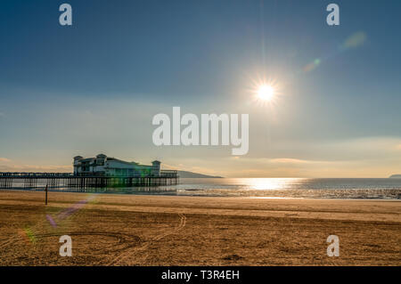 Weston-super-Mare, North Somerset, Angleterre, Royaume-Uni - Octobre 04, 2018 : le coucher de soleil sur la plage et le Grand Pier Banque D'Images