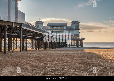 Weston-super-Mare, North Somerset, England, UK - 04 octobre, 2018 : vue sur la plage et le Grand Pier Banque D'Images