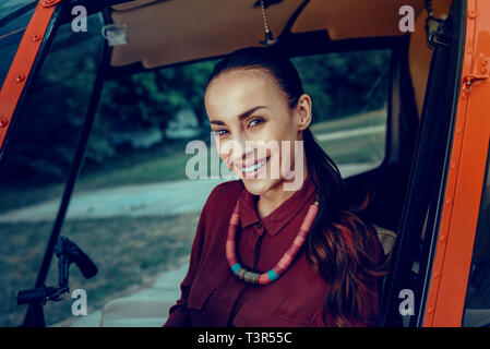 Jolie femme brune avec des bijoux d'un séjour en hélicoptère Banque D'Images