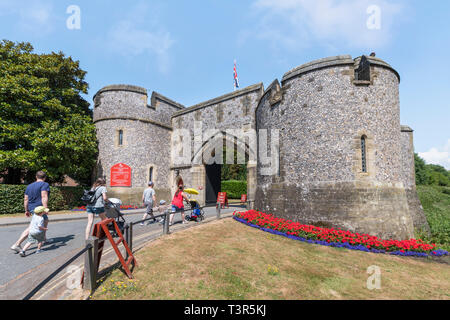 Les touristes entrant dans l'entrée d'Arundel Castle, un château médiéval dans le marché de la ville historique d'Arundel au printemps dans le West Sussex, Angleterre, Royaume-Uni. Banque D'Images