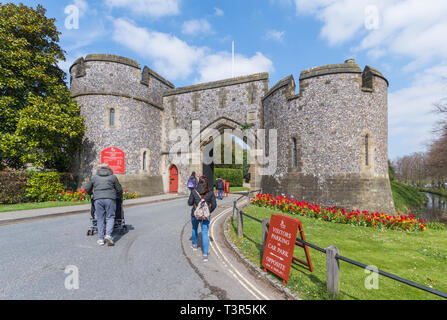 Les touristes à pied dans l'entrée d'Arundel Castle, un château médiéval dans le marché de la ville historique d'Arundel au printemps dans le West Sussex, Royaume-Uni. Arundel UK. Banque D'Images