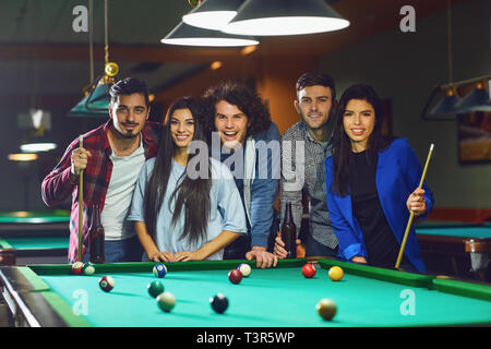 Un groupe de jeunes jouant au billard fun. Banque D'Images