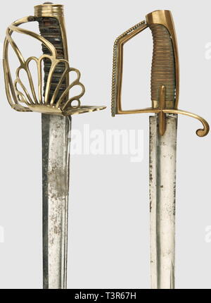 Révolution, Lot de deux sabres époque fin de l'ancien régime - Révolution début, Sabre de gendarmerie à pied, l'époque de la 1ère République. Monture en fer bronzé et à l'origine doré, poignée en bois recouvert de cuir, filigranée d'argent avec ruban à l'origine doré, calot à queue et virole, garde offrant une coquille ajourée st Jacques, lame courte et large sans ornement. Longueur totale 89,5 cm. Etat moyen, base de la garde cassée, cuir de la poignée présentant quelques manques, lame piquée, sans fourreau. Sabre d'officier de cavalerie, Additional-Rights Clearance-Info-légè-Not-Available Banque D'Images