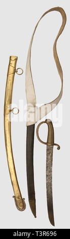 DIRECTOIRE-CONSULAT-EMPIRE 1795-1814, Lot composé d'un fourreau de sabre d'officier de cavalerie légère et d'un sabre briquet, Fourreau de sabre d'officier de cavalerie légère, l'ensemble entièrement en cuivre anciennement doré, décor simple au trait sur la chape, les plats de bélière et en travers du fourreau, motif de faux crevés surlignés de fer. Longueur totale 84 cm, bon état général. Sabre d'infanterie dit 'premium' modèle de l'AN XIII. Monture en laiton, poignée monobloc à 28 torons, quillon enroulé en bouton, poincons divers dont un Additional-Rights Clearance-Info matricu,--Not-Available Banque D'Images