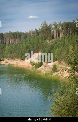 Le bleu profond du lac, dans la forêt, ciel bleu, l'été Banque D'Images