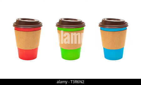 Ensemble de différentes couleurs de tasses à café en carton vierge et isolé sur un fond blanc. Banque D'Images