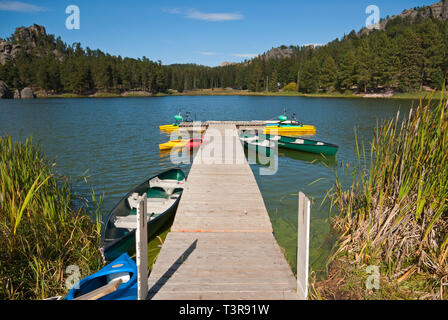 Jetée en bois avec location de canoës et kayaks à Sylvan Lake, Custer State Park, South Dakota, USA Banque D'Images