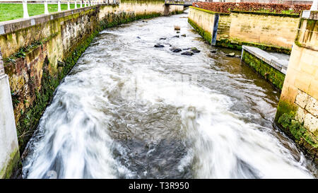 L'eau courante rapidement après le passage d'un verrou dans une petite ville entourée de murs de la rivière marne à Valkenburg aux Pays-Bas Europe Limburgin sud Banque D'Images