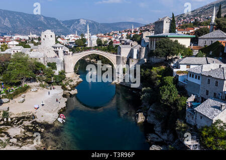 Vieux Pont de Mostar au-dessus de la rivière Neretva, inMostar la Bosnie-Herzégovine. Banque D'Images