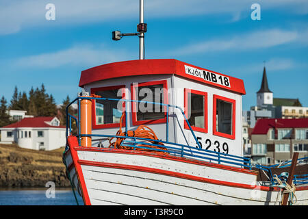 Petit bateau à l'Harbour à Borgarnes le long fjord Borgarfjörður dans le sud-ouest de l'Islande [pas de biens ; disponible pour les licences éditoriales uniquement] [Sans Banque D'Images