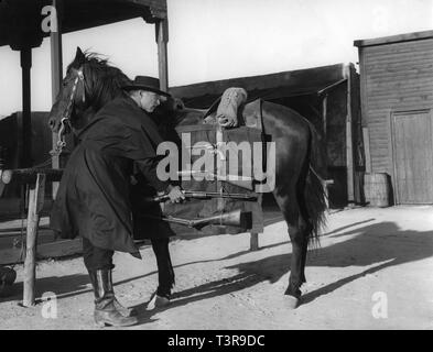 Lee Van Cleef comme Colonel Douglas Mortimer POUR QUELQUES DOLLARS DE PLUS / PAR QUALCHE DOLLARO IN PIU 1965 réalisateur Sergio Leone musique Ennio Morricone Produzioni Europee Associate ( PEA ) / Arturo Gonzalez PRODUCCIONES CINEMATOGRAFICAS / Constantin Film / United Artists Banque D'Images