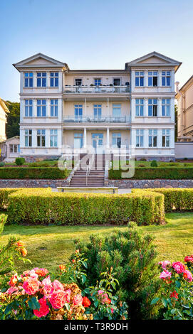 Vue depuis le parc d'une ancienne maison balte sur la plage de Zinnowitz promenade sur l'île d'Usedom. Banque D'Images