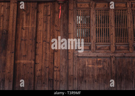 Porte en bois de style chinois traditionnel. Porte de la Chine ancienne Banque D'Images