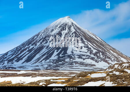 Belle montagne appelée symétrique au nord de Borgarnes Baula en Islande Banque D'Images