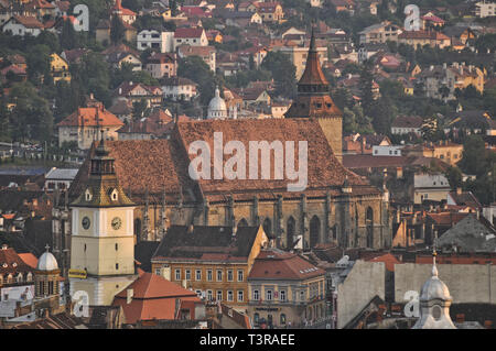 Vue panoramique de Brasov, Roumanie, avec la Biserica Neagră (l'Église Noire) Banque D'Images