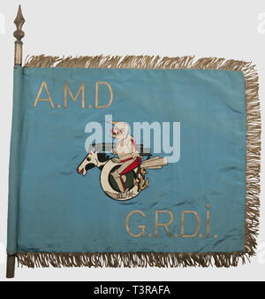 FANIONS ET DRAPEAUX, Fanion du 1er escadron motorisé du 2ème GRDI, (Groupe de Reconnaissance de Division d'infanterie). Tissu satiné bleu clair brodé des deux côtés, 'AMD, GRDI' en fils d'argent, au centre chevalier en armure rouge et argent, monté sur une roue de voiture (présence d'une ancre de marine ou encâblée) et un cheval pie, brandissant un canon (référence aux automitrailleuses Panhard AMD). Un insigne métallique reprenant ce motif existe, ainsi qu'un différent à tête de lynx et commun aux autres escadrons. Franges argentées sur le pourtou Additional-Rights Clearance-Info,--Not-Available Banque D'Images