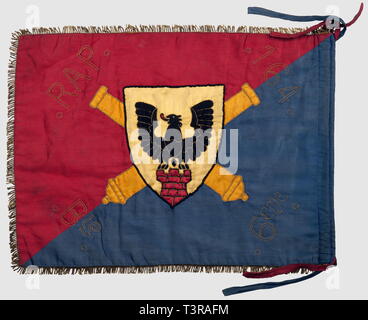 FANIONS ET DRAPEAUX, Fanion du 164ème régiment d'artillerie de position, 6ème batterie. Biface fanion en tissu satiné rouge et bleu comportant au centre, un écu jaune avec une tour de couleur rouge surmontée d'un alérion noir symbolizant la Tarentaise, brochant sur deux canons entrecroisés des oranges, la tour rappelant la spécialité 'forteresse' du régiment (Cf 70ème BAF insigne et ouvrage de St Antoine de la 14ème RM). '164 RAP, 6ème Bie' en fils d'or, franges dorées et avenue d'attache présents. Usure, petits accrocs et couleurs passées. Additional-Rights Clearance-Info-dimension,-Not-Available Banque D'Images