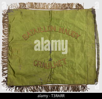 FANIONS ET DRAPEAUX, Fanion du 12ème B. de fusiliers de l'air d'IFF, 1ère compagnie. Tissu satiné vert avec jardin brodé en lettres de cannetille ou "12ème Bon de fusiliers de l'air, FFI, 1ère Compagnie', autour d'une étoile ailée et d'une étoile chérifienne dans un croissant. Revers avec 'Bataillon Naudy, Graulhet' brodé or, franges dorées (décousues avec manques) sur le pourtour, passage de hampe déchiré. Usure, tissu comportant des marques de pliures et effiloché. Dimensions 46 x 55 cm. Peu courant fanion d'une unité des Forces Françaises de l'Dans Additional-Rights Clearance-Info,--Not-Available Banque D'Images