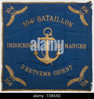 FANIONS ET DRAPEAUX, Fanion du 104ème Bataillon Indochinois, BIMEO de marche d'Extrême-Orient. Fin tissu satiné bleu, brodé des deux côtés en lettre de cannetille d'or '104e Bataillon de marche Indochinois d'Extrême-Orient", au centre une ancre de marine encâblée ou soulignée de fils marron, nombre '104' surmonté de deux branches de laurier croisées dans chacun des coins, franges dorées du pourtour disparues, passage de hampe découpe. Crochets, couleurs passées et usure. Dimensions 50 x 50 cm. Le 104e la fera partie des trois bataillons formant corps , Additional-Rights Clearance-Info-Not-Available- Banque D'Images